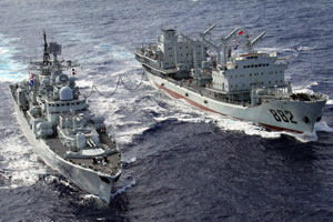 中国海军在西太平洋某海域为现代级舰队补给