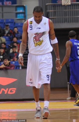 麦蒂低迷仅10分青岛遭6连败