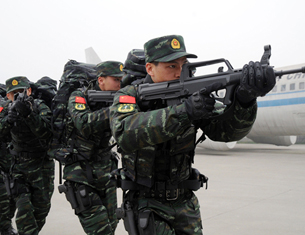 新款作战服; 武警黑色作战服图片; 武警新型特战服,海淀武警特战部队