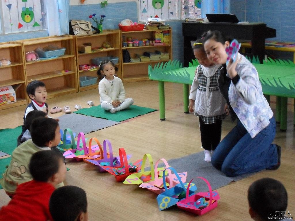 教育部提出幼儿园教师上岗须持资格证书 