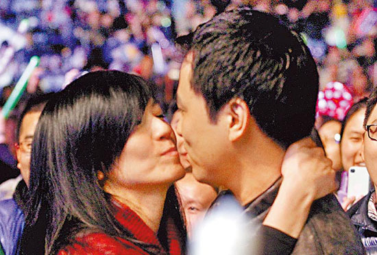 林熙蕾与老公当众激吻