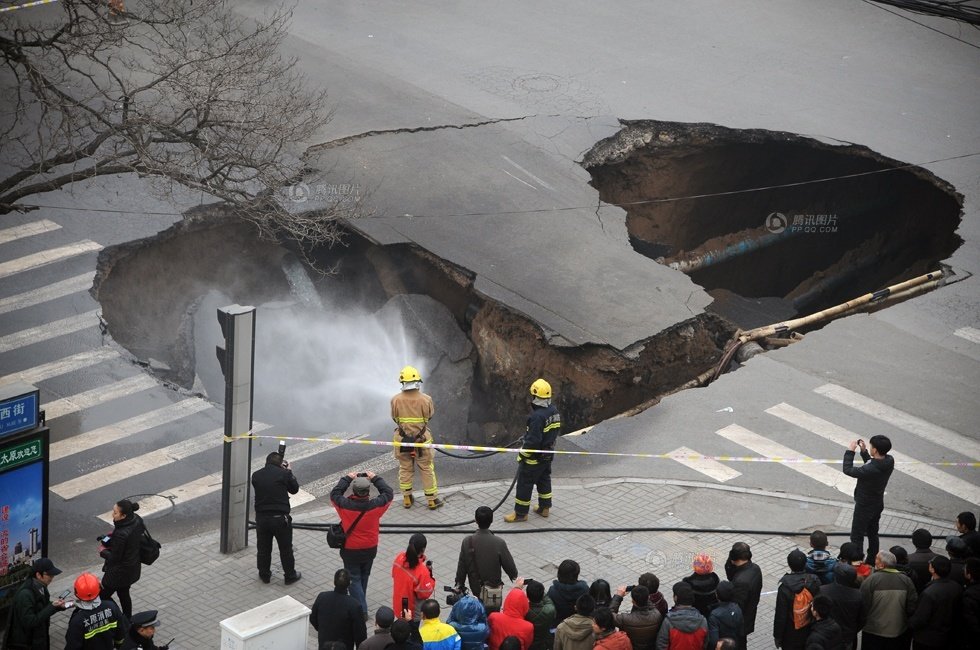 太原市区道路发生地陷