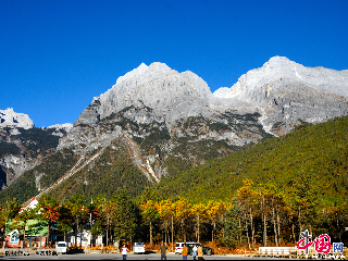 云南丽江的玉龙雪山，是纳西族及丽江各民族心目中一座神圣的玉龙雪山，纳西族的保护神“三朵”就是玉龙雪山的化身，玉龙雪山至今丽江还举行每年一度盛大的 三朵节 。中国网图片库 何东平摄影