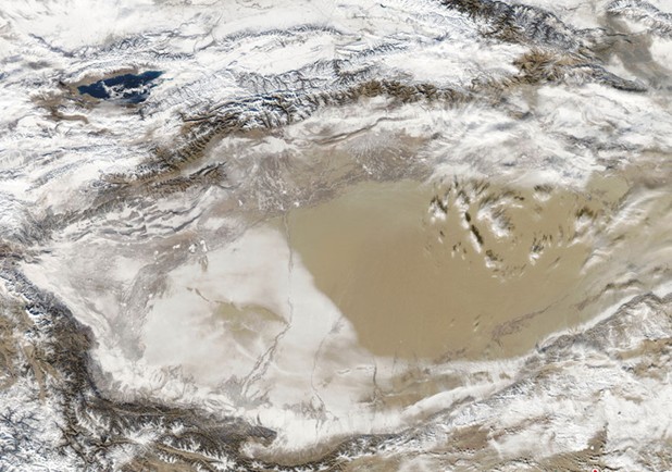 卫星捕捉塔克拉玛干沙漠被大雪覆盖景象