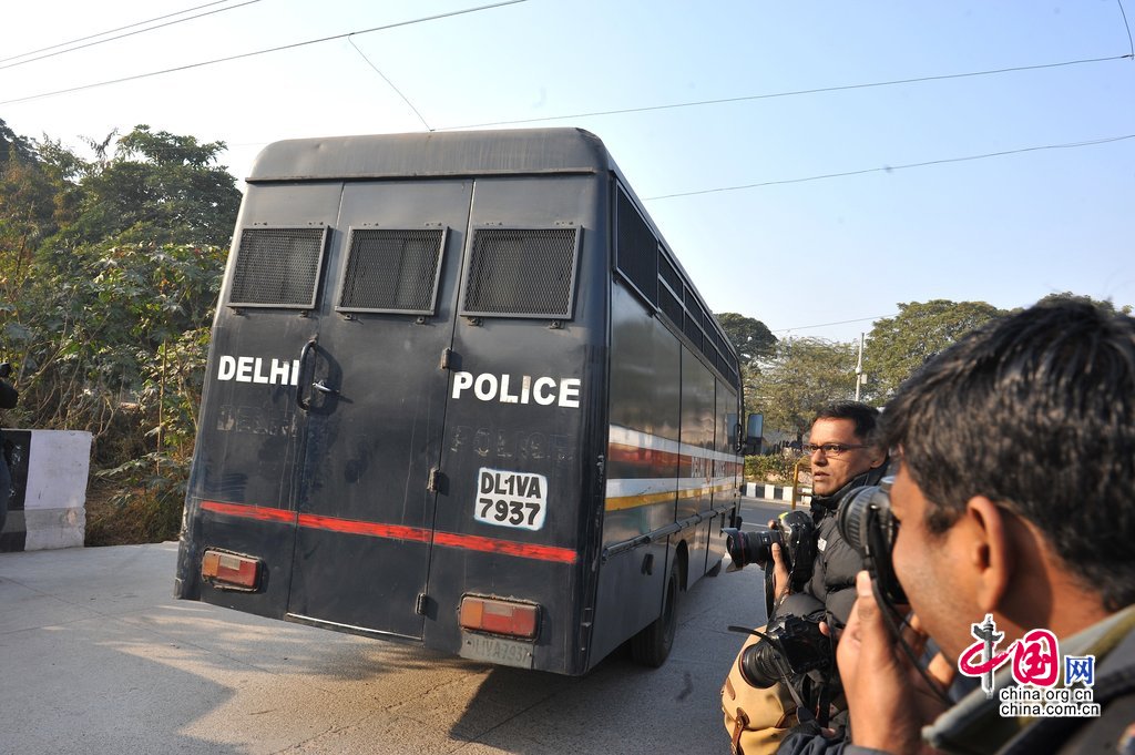 当地时间2013年1月7日，印度新德里，印度黑公交轮奸案中的5名被告在新德里地方法院接受首次庭审，媒体在庭外关注。摄影：barcroftmedia/CFP