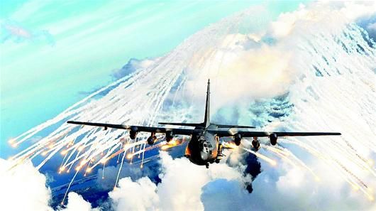 日本拟对中国飞机实施“警告射击” 图为：战机抛出曳光弹。资料图