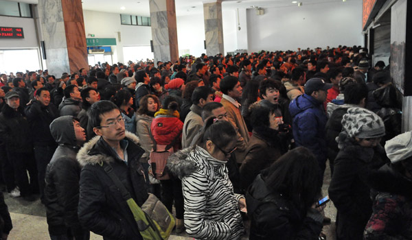 北京上海广州往多个方向火车票紧张