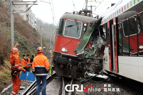 瑞士两列火车侧撞致17人受伤