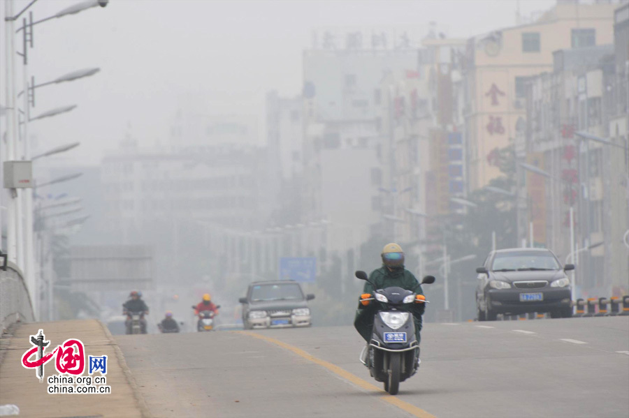 全国多个省市出现雾霾天气 局部能见度不足200米