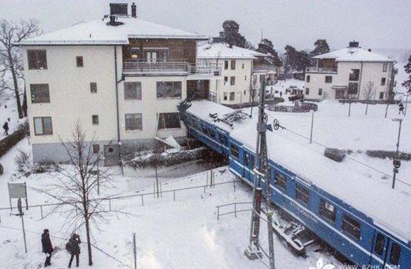 瑞典:清洁女工偷开火车 终脱轨撞楼