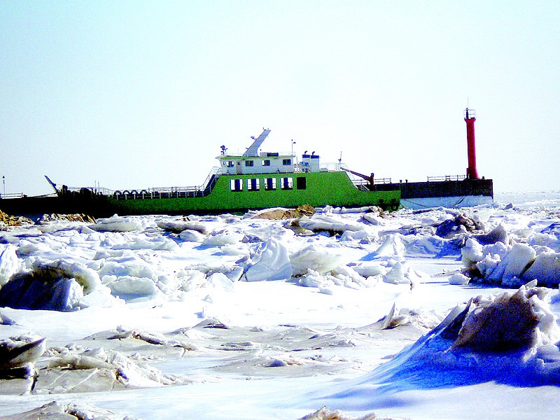 辽东湾发布海冰蓝色警报 最大冰厚40厘米