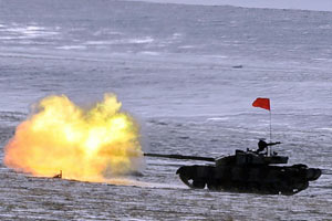 解放军最大规模冬训展开 重型装备群猛烈冲击