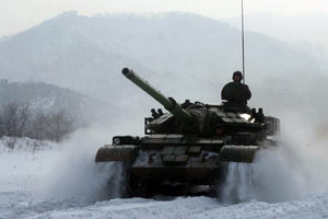 中国59D坦克群雪原狂奔实弹射击