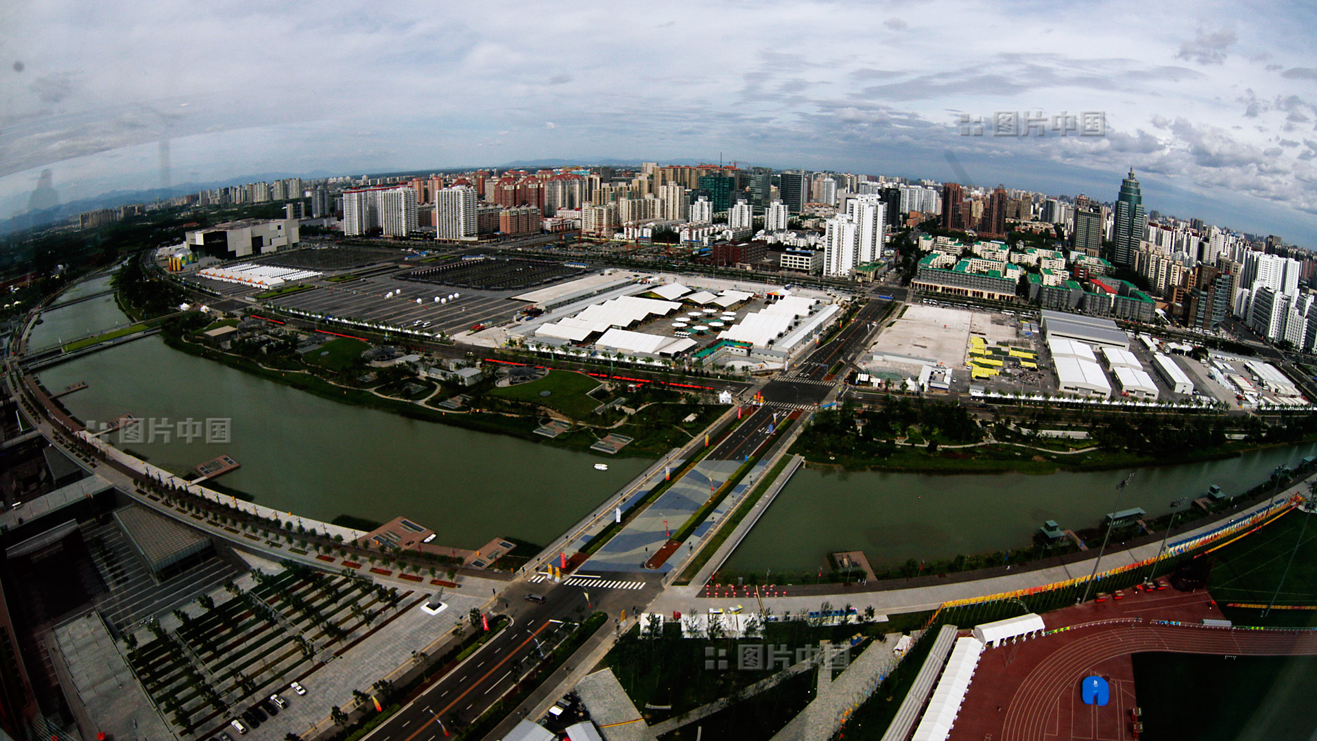 北京的水-奥体公园龙形水系。贯穿奥林匹克中心区的龙形水系总长约2.7公里，水面宽度20～125米，总水面面积为18.3万平方米，水深0.6～1.2米，设置多处音乐喷泉、动态喷泉等水景景观。 中国网图片库 张学胜 摄影 