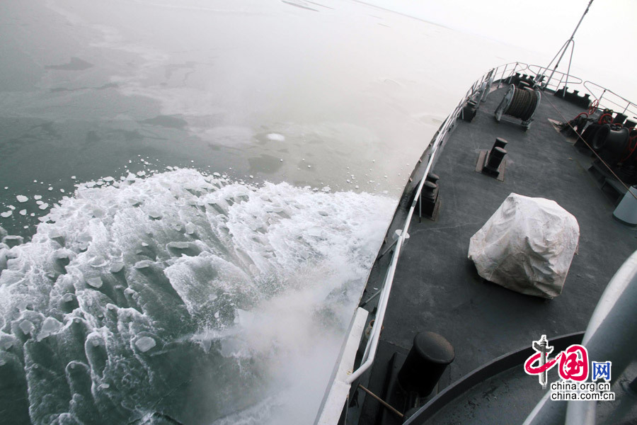 2013年1月22日上午10时，海冰721号经过5天的航行返回秦皇岛港，圆满完成渤海及黄海北部冰情调查任务。图为冰区航行冰海泛起的冰浪。