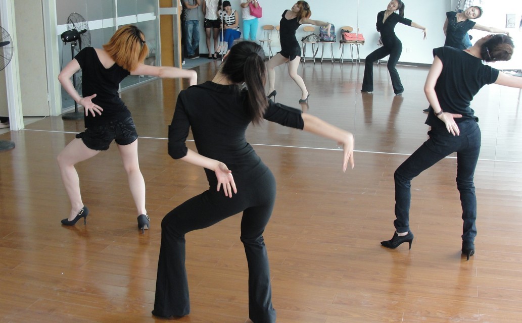 年会表演压力大 艺术培训年末火