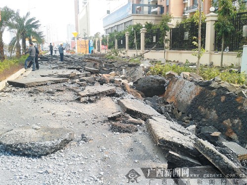 广西北海地下管道发生爆炸 掀翻80米路面