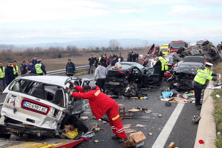 希腊大雾造成28辆车连环追尾