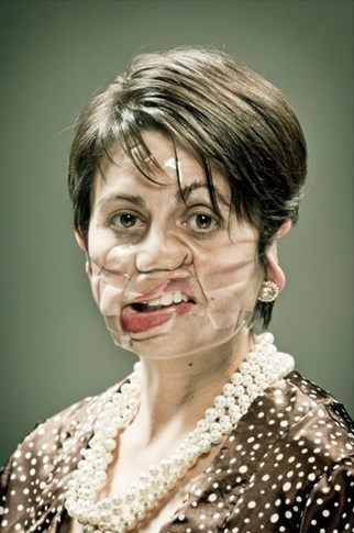 实拍胶带贴脸瞬间变恐怖僵尸(胆小者慎入哦)