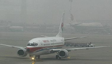 首都机场遇大雾能见度低 天气影响航班起降