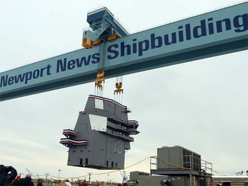 美国福特号航母舰岛安装完成