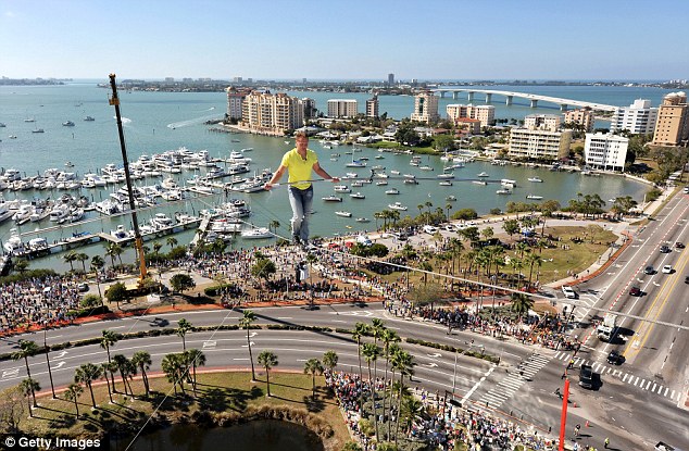 美杂技演员60米高空走钢丝 美杂技演员60米高空走钢丝