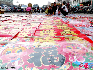 新疆哈密迎春福、對聯等節日飾品擺上了街頭。中國網圖片庫 蔡增樂 攝影 