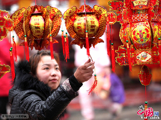 市民在安徽省亳州市區年貨市場選購年貨。中國網圖片庫 劉勤利 攝影 