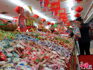 在河南省週口市，市民在 年貨大街 採購年貨。中國網圖片庫 金月全 攝影 