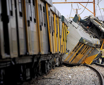 南非:两列火车相撞 200多人受伤