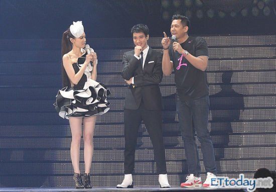 王力宏黑衣<em>白鞋</em>黄腔叫板陈建州 范玮琪短裙助