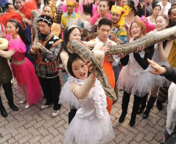 蟒蛇重慶街頭巡遊迎蛇年