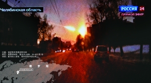 当地时间2月15日上午，陨石飞过俄罗斯车里雅宾斯克上空。新华社 图 赵佳峰 制图 