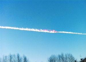 　陨石从空中坠落时留下的轨迹。
