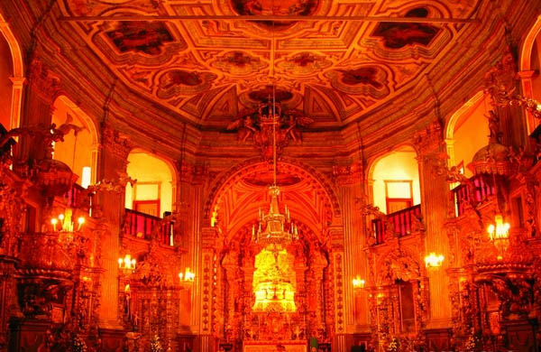 巴西黑金城宝石市场“沐浴”珠光宝气