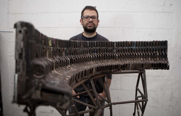 墨西哥艺术家用废枪打造乐器呼吁和平