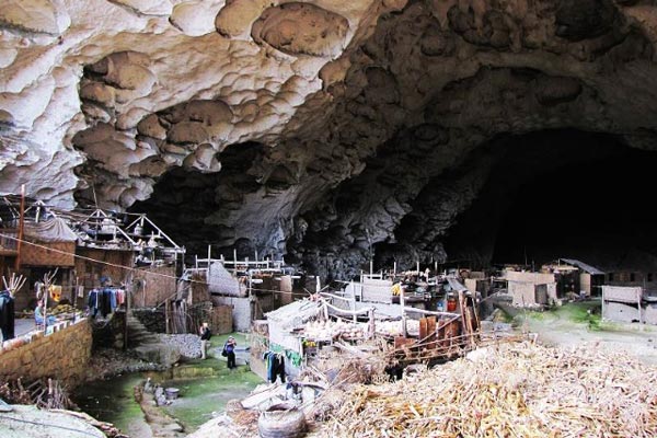 紫云县水塘镇的中洞寨被冠以“中国最后的穴居部落”的名号