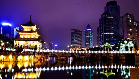 甲秀楼位于贵州省省会贵阳市城南的南明河上