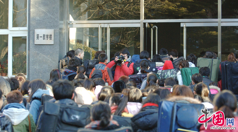 2月22日，北京服裝學院2013年藝術類專業考試檢錄時，一名記者抓拍學生入場瞬間。中國網記者 寇萊昂攝影