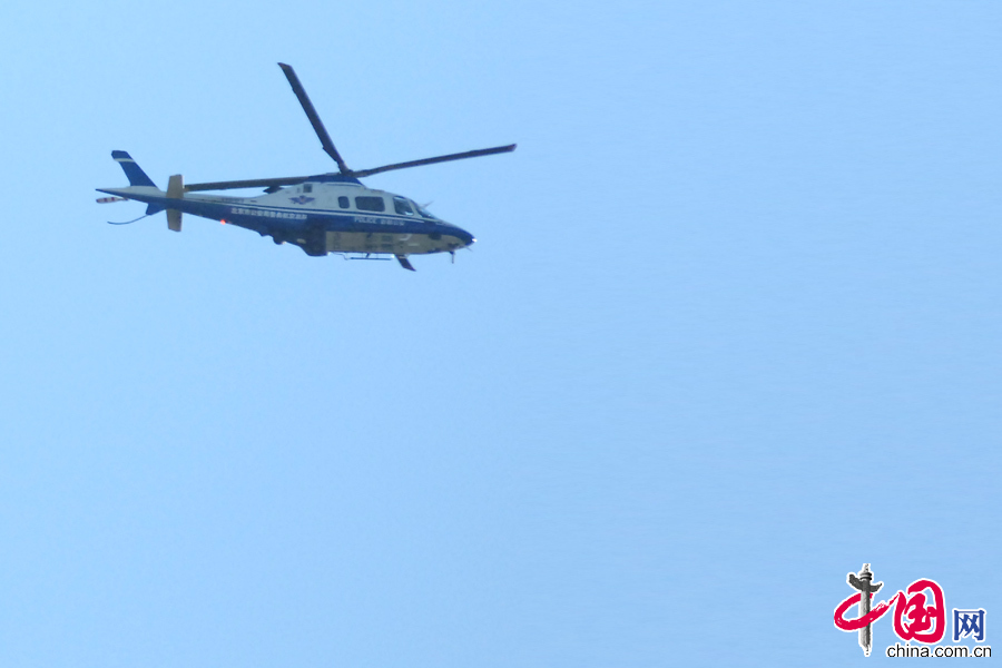 2月22日，北京服装学院2013年艺术类专业考试前，直升机空中巡查。中国网记者 寇莱昂摄影