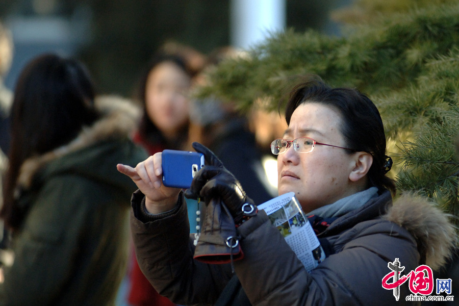 2月22日，北京服裝學院2013年藝術類專業考試前，一名考生家長為孩子留影。中國網記者 寇萊昂攝影