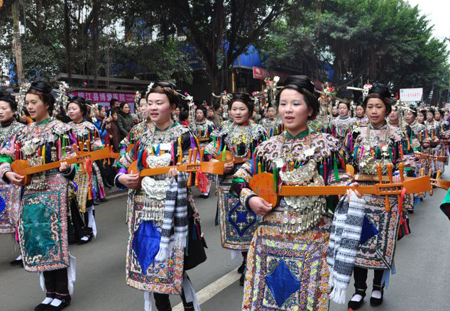 四十八侗寨琵琶歌盛装走过街道春意盎然 胡涛 摄