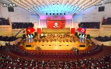 金正恩观看朝鲜功勋国家合唱团演出