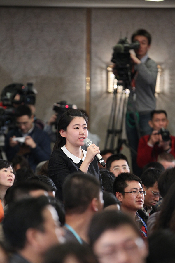 3月4日，十二届全国人大一次会议在人民大会堂一层新闻发布厅举行新闻发布会，由大会发言人就会议议程和人大工作相关的问题回答中外记者的提问。图为中国日报记者提问。新华网/中国政府网 王悦威 摄