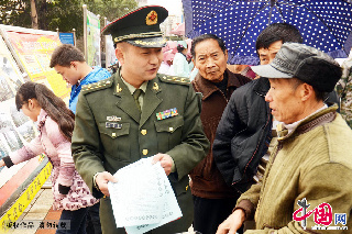 2013年3月2日，四川达州军分区官兵在城区中心广场为群众宣讲党的十八大精神。中国网图片库 张骥摄