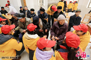 2013年3月2日，在广西柳州市融安县社会光荣院，青年志愿者和老人交流谈心。中国网图片库 谭克兴摄