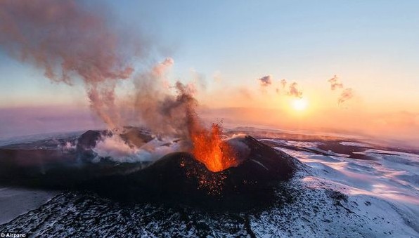 俄遠東火山噴發 冰火相容現奇觀_ 視頻中國