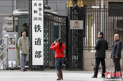 铁道部门口变“景点” 争相拍照留念