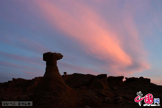 夕阳下魔鬼城内惟妙惟肖的岩石造型。中国网图片库 李宗山摄