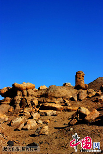 魔鬼城内惟妙惟肖的岩石造型。中国网图片库 李宗山摄